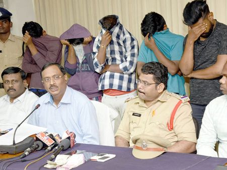 మోసపోవద్దు: ‘గే’లమంటూ వల వేస్తారు! రూ. లక్షలు కాజేస్తారు!!