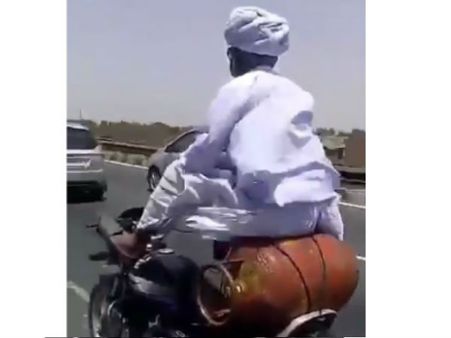 సాహసమే! సిలిండర్‌పై కూర్చుని కాళ్లతో బైక్ నడిపిన వృద్ధుడు(వీడియో)