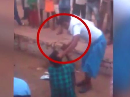 యువతితో అసభ్యంగా: నడిరోడ్డులో దుమ్ములేపేశారు, గుండు కొట్టించి ఊరేగింపు ! (వీడియో)