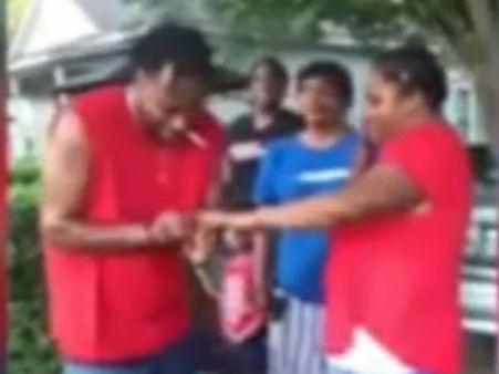 బర్త్ డే రోజునే అరెస్ట్, చేతికి బేడీలతోనే లవ్ ప్రపోజల్, వైరల్ గా మారిన వీడియో