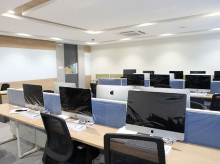 షాక్: టిసిఎస్ కార్యాలయం మూసివేత, 2వేల మంది టెక్కీల ఆందోళన