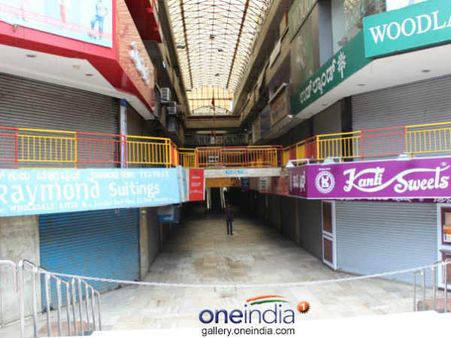 జీఎస్టీ ఎఫెక్ట్: 3 రోజులపాటు దుకాణాలన్నీ బంద్‌, అలవాటు పడ్డాకే విక్రయాలు