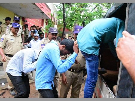 డిగ్రీ విద్యార్థినిపై అత్యాచార నిందితులు ముగ్గురి అరెస్ట్, రిమాండ్