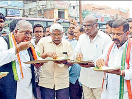 వాల్‌మార్ట్‌ వద్దంటూ వంటావార్పు: కేసీఆర్‌పై కోదండ, వీహెచ్ ఫైర్