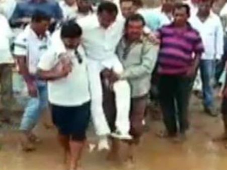 బురద గుంట దాటేందుకు..: కెమెరాకు చిక్కి బుక్కైన ఎమ్మెల్యే