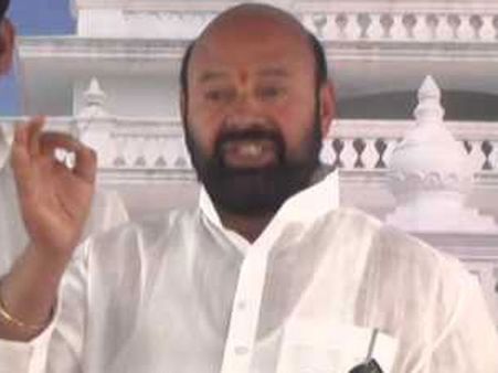 మరో వివాదంలో టీఆర్ఎస్ ఎమ్మెల్యే: ఇంటి ముందు మహిళల ధర్నా!..