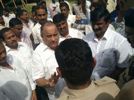 ముద్రగడకు షాక్: వారంపాటు హౌస్‌అరెస్ట్,‘ఇక్కడెందుకు జైల్లోనే పెట్టండి’