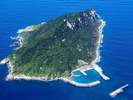 అక్కడికి వెళ్ళాలంటే నగ్నంగానే, మహిళలకు ప్రవేశం నిషిద్దం