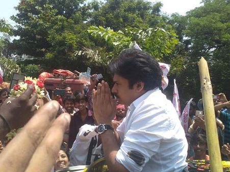 రోడ్డుపైకి ఫ్యాన్స్, ట్రాఫిక్‌లో చిక్కుకున్న పవన్ కళ్యాణ్: బాబుతో ఏం మాట్లాడుతారు?