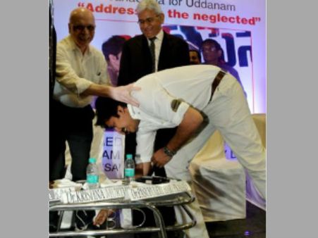 చంద్రశేఖర్‌కు పవన్ కళ్యాణ్ పాదాభివందనం: ఎందుకంటే..?