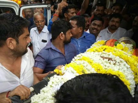 ఆర్ఎస్ఎస్ నాయకుడి హత్య, మంగళూరులో వాహనాలు, ఏటీఎం ధ్వంసం, లాఠీచార్జ్ !