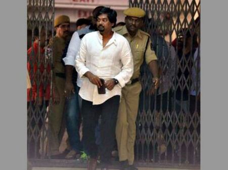 పూరిని రౌండప్ చేసిన మీడియా: ఊపిరాడట్లేదు.. ఫ్రస్టేషన్ లోనే ఆ నింద?