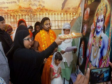 చిత్ర హింసలు: హిందూ మతం స్వీకరించిన ముస్లీం న్యాయవాది, ఆయన చేసిన తప్పు అదే !