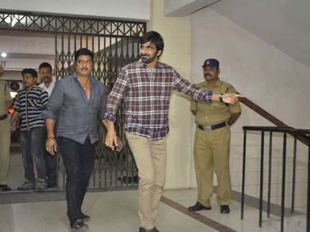 'రవితేజను అన్యాయంగా ఇరికిస్తున్నారు, షూటింగుల్లో ఇలా చెప్పేవారు'