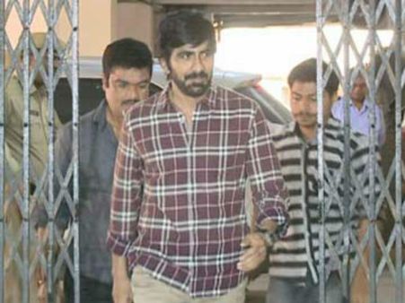 సిట్ కార్యాలయానికి నవ్వుతూ రవితేజ: అభిమానుల కోలాహలం