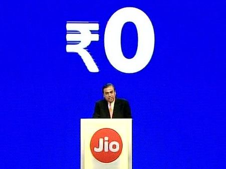 కొత్త జియో ఫోన్లో ఫీచర్స్ ఇవే..: బుకింగ్స్ ఎప్పటి నుంచి అంటే..?