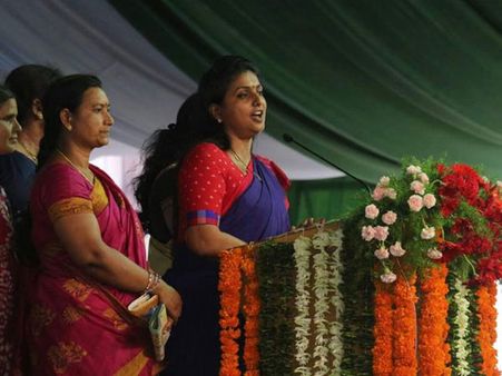 జాగ్రత్త! బాబును జగన్ తిట్టమంటున్నారు: రోజాకు వేదిక పైనే ఇలా.. (వీడియో)