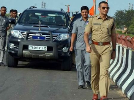 సబర్వాల్‌కు అప్పుడే బెదిరింపులు.. 'వెనక్కి తగ్గకపోతే మీ పిల్లలను..'