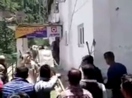 షాక్: గ్యాంగ్ రేప్ చేశాడని తీసుకొచ్చి సెల్ లో పెడితే.. మళ్లీ అక్కడ.., ఆ తరువాత ఏం జరిగిందంటే...