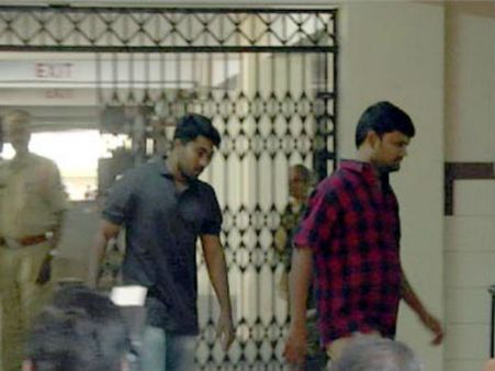 రవితేజ మాజీ డ్రైవర్‌ శ్రీనివాసరావును విచారించిన సిట్: తెలియదనే చెప్పారా?