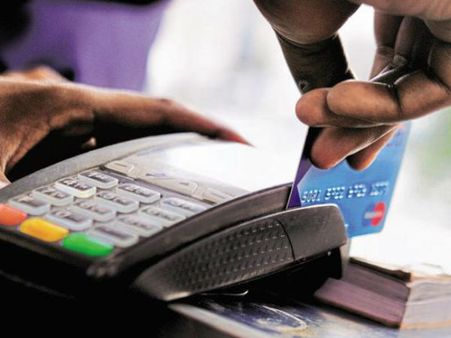 నోట్ల రద్దు ఎఫెక్ట్ ఇలా: స్వైపింగ్ మిషన్ల బిల్లు తడిసిమోపెడు.. వ్యాపారులు లబోదిబో