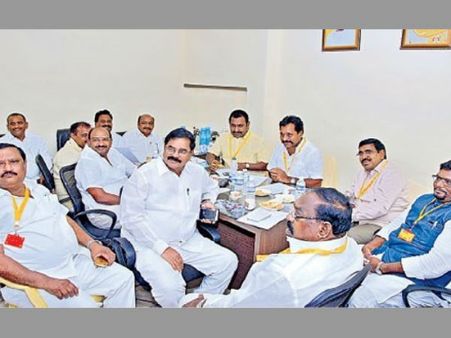 ఇసుక దందా ఆపుతారా? బుకీలపై విచారణ దేనికి?: ఎస్పీపై నెల్లూరు ‘తమ్ముళ్ల’ ఆగ్రహం