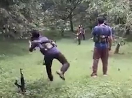 ఏకే 47లే వికెట్లు: ఉగ్రవాదుల క్రికెట్ ఇలాగే ఉంటుంది(వీడియో)