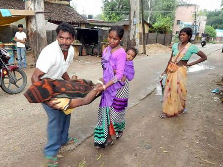చంటిబిడ్డను వీపుకు కట్టుకుని, మరిది మృతదేహాన్ని మోసుకెళ్లిన వదిన!..