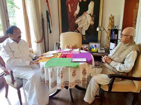 బీజేపీ నా పార్టీ కాదు, బాధతో చెబుతున్నా: వెంకయ్య భావోద్వేగం