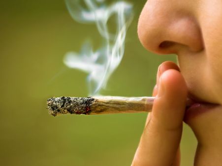 ప్రముఖ హీరో, ముగ్గురు హీరోయిన్లకు, దుమ్మురేపిన ఐటం డ్యాన్సర్‌కు నోటీసులు, ఎవరంటే..!?