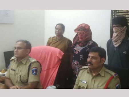 షాక్: యోగా శిక్షణ పేరుతో టెక్కీల కిడ్నాప్