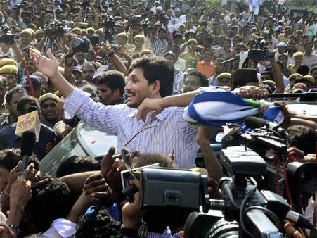 పాదయాత్రలో బాబుకు జగన్ బిగ్ షాక్ ఇస్తారా: వైసిపిలో మాజీలు?