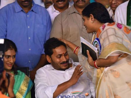 చంద్రబాబు గుండెల్లో గుబులు: తల్లీచెల్లె తోడుగా.. మారిన జగన్