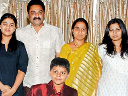 'అక్కకు బ్రెయినెక్కువ, నాకు వాయిసెక్కువ', 'రాజీనామాకు సై, అందుకే వైసీపీని వీడాం'