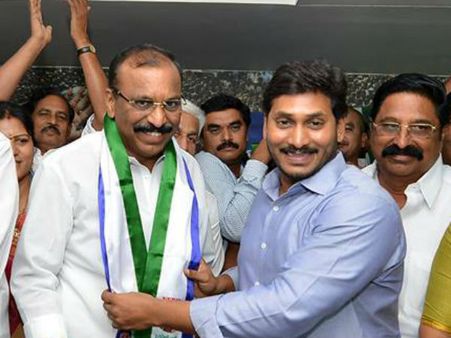 నంద్యాల ఎఫెక్ట్: మండలి ఛైర్మెన్ పదవి ఫరూక్‌కేనా, శిల్పా చేజార్చుకొన్నారా?