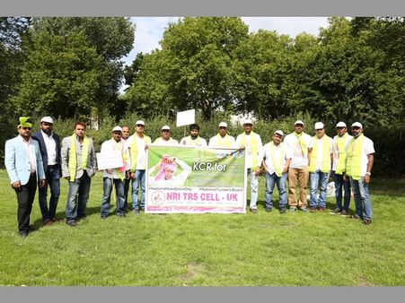 తెలంగాణకు హరితహారం: లండన్‌లో టీఆర్ఎస్ ఎన్నారై అవగాహన కార్యక్రమం