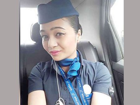 అర్ధరాత్రి వరకు పార్టీ ఇచ్చిన ఎయిర్ హోస్టెస్.. తెల్లారేసరికి అర్ధనగ్నంగా...