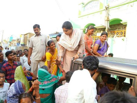 'అఖిల.. ప్రజాస్వామ్యాన్ని అపహాస్యం చేసేలా?, పోలింగ్ రోజే!'