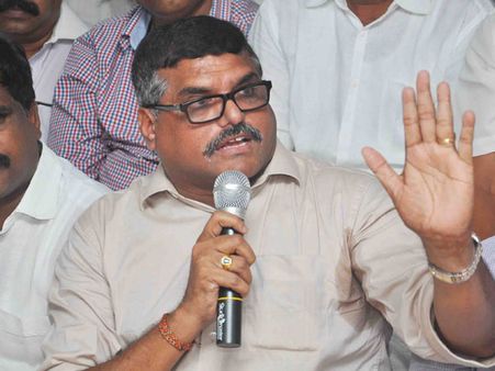 రంగంలోకి బొత్స: చక్రపాణిరెడ్డి డిమాండ్ ఇదే, చివరివరకు భూమా ఇలా....