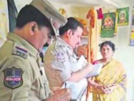 రూ. 10 క్ష బంగారు ఆభరణాల చోరీ: క్లూస్‌టీంతో ఆధారాలు సేకరించిన పోలీసు