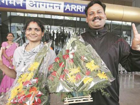 ‘ఎవరెస్ట్’ అంత మోసం: ఆ పోలీసు దంపతుల డిస్మిస్