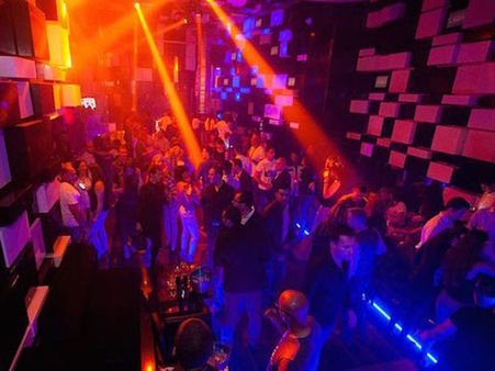 నగ్నంగా డ్యాన్సులు?: హైడ్రోజన్ పబ్‌లో ముజ్రా పార్టీ.. దొరికిపోయారు!