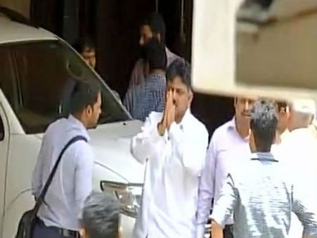 రాజ్యసభ ఎన్నికల దెబ్బ: కర్ణాటక మంత్రి ఇంటిలో రూ. 11 కోట్లు సీజ్, గుజరాత్ ఎమ్మెల్యేలు !