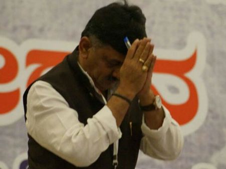 బీజేపీ షాక్, మంత్రి డీకే ఇంటిలో రెండో రోజు ఐటీ సోదాలు, లాకర్ల పాస్ వర్డ్ తెలీదు. అంతేనా?