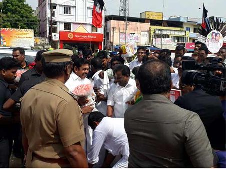 తమిళనాడు సీఎం స్ట్రైల్ మారింది, పాదాబివందనం, మళ్లీ జయలలిత స్ట్రైల్ లోనే !