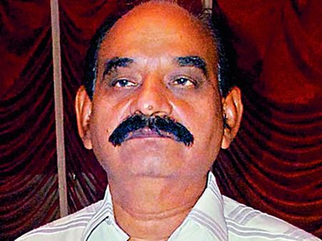 టిడిపికి షాక్: వైసీపీలో చేరిన ఎమ్మెల్సీ ఫరూక్‌ మేనల్లుడు ముస్తాక్