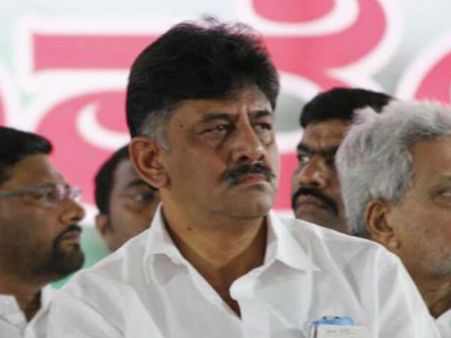 మోడీ ఎఫెక్ట్: సీఎంకే సమాచారం లేదు, చేతులు ఎత్తేశారు, అందుకే ఐటీ సోదాలు, ఏం చేస్తారు !