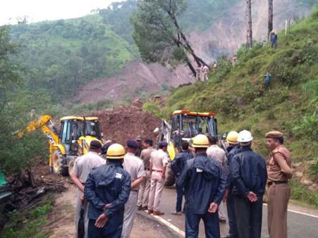 హిమాచల్‌ప్రదేశ్‌లో వాహనాలపై పడ్డ కొండచరియలు, 50 మంది మృతి