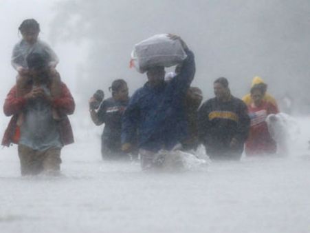 బిక్కుబిక్కుమంటూ: ఇద్దరి పరిస్థితి విషమం, హర్రీకేన్ బాధితులకు తానా, ఆటా ఆపన్నహస్తం