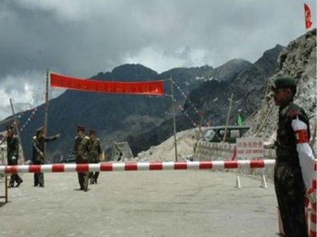 భారత్ - చైనా సరిహద్దులో ఉద్రిక్తత: వ్యూహాత్మక రోడ్లపై కదలిక